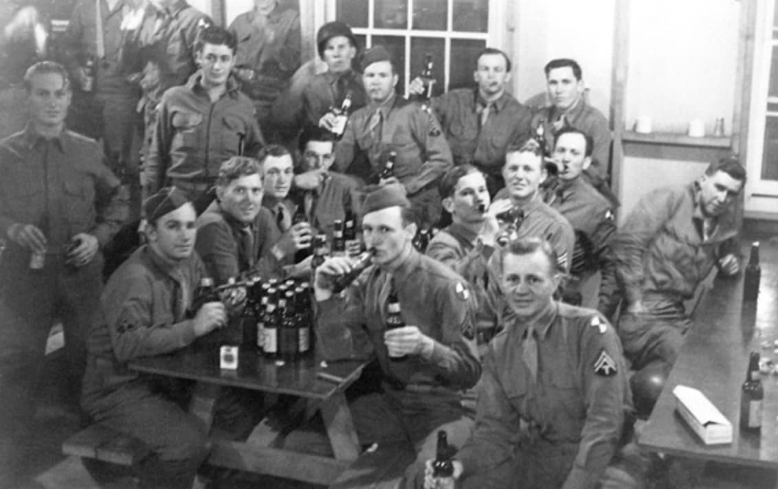 usa soldiers drinking beer world war 2